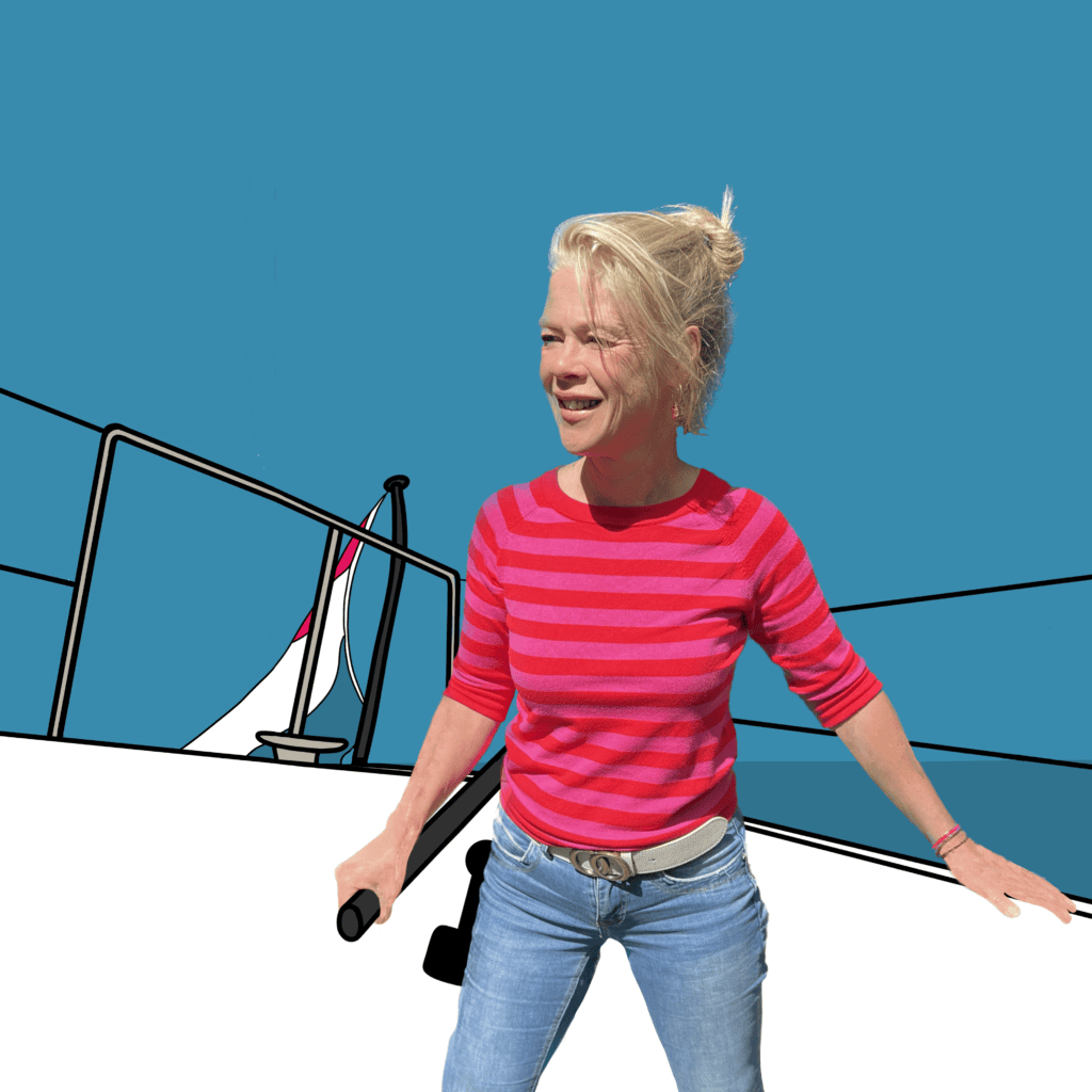 Anne-Marije van Riet, oprichter van Bubbbly, lacht aan de helmstok van haar zeilboot, de wind in haar haren.