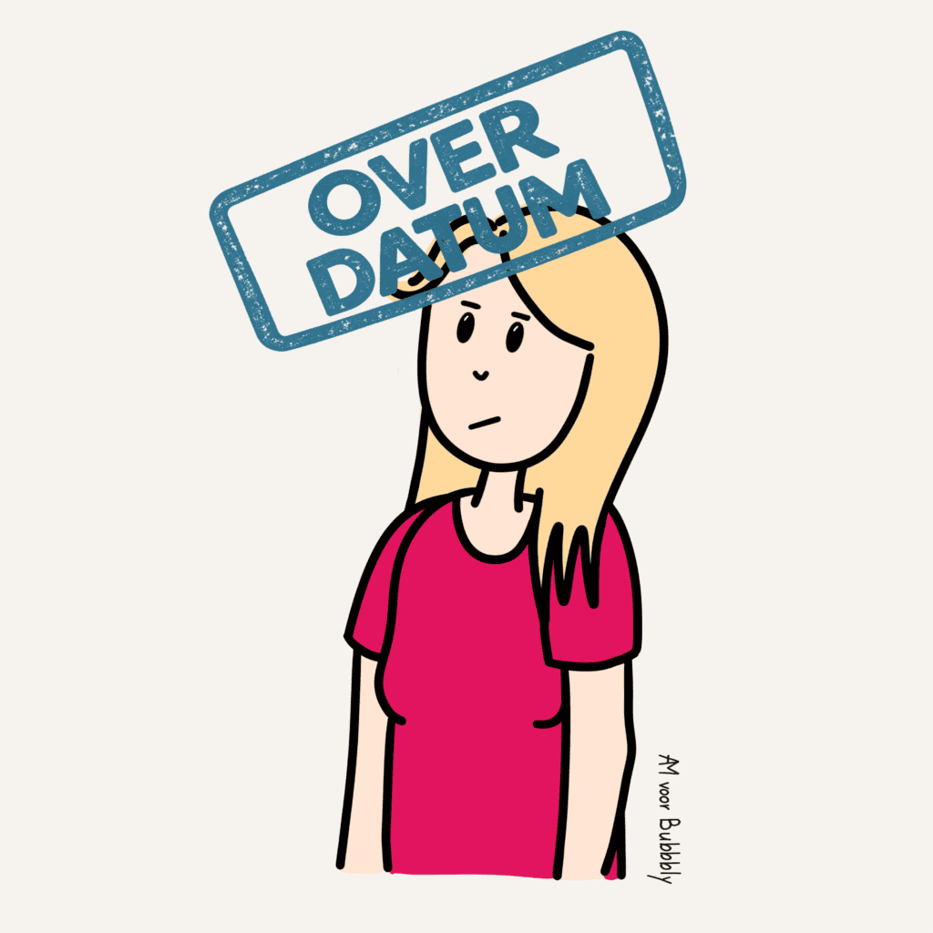 Sombere vrouw in de overgang met een blauwe stempel 'OVER DATUM' schuin boven haar hoofd, alsof ze zichzelf over de datum voelt.